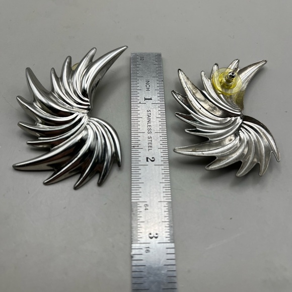 Stunning Vintage Elegant Silver Toned Wing Earrings-Statement Jewelry - Picture 3 of 3